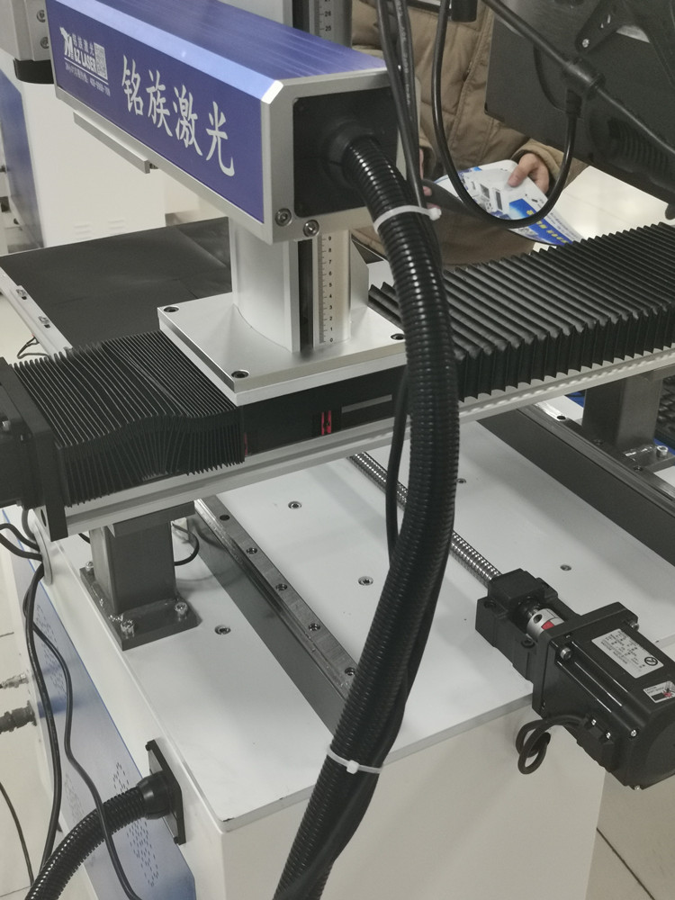 大幅面拼接激光打标机(图4) 大幅面拼接激光打标机(图4)